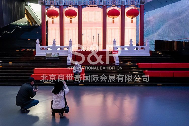 觀眾在歷史題材布景前拍照留念。