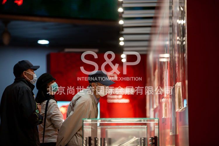 觀眾在館內(nèi)佩戴口罩參觀。